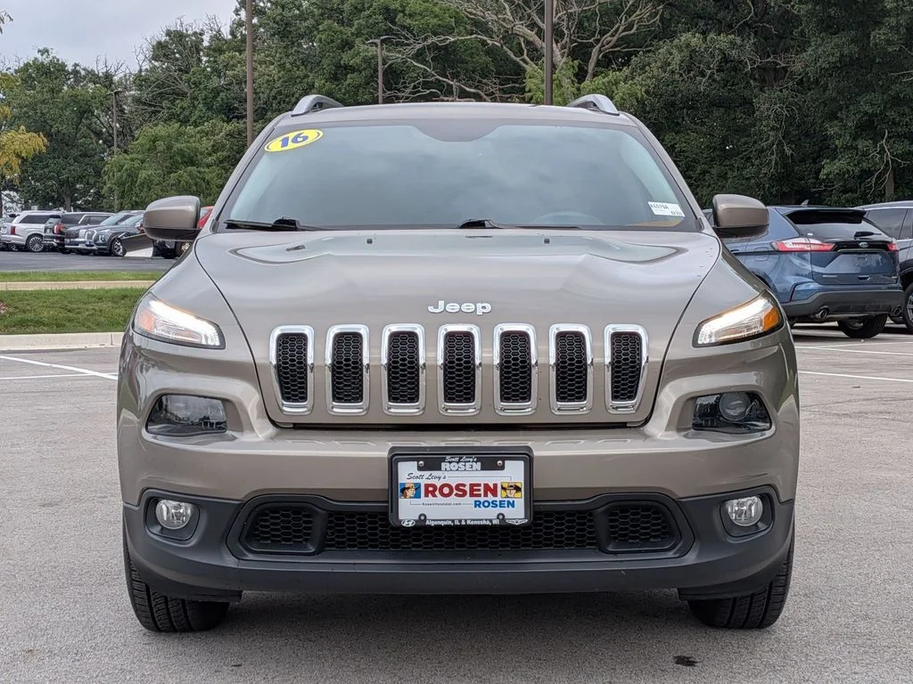 Used 2016 Jeep Cherokee Latitude with VIN 1C4PJMCS8GW245958 for sale in Kenosha, WI