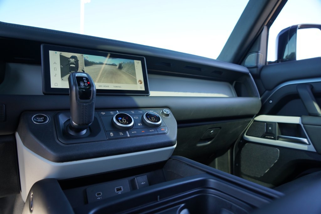 Used 2023  Land Rover S image 18