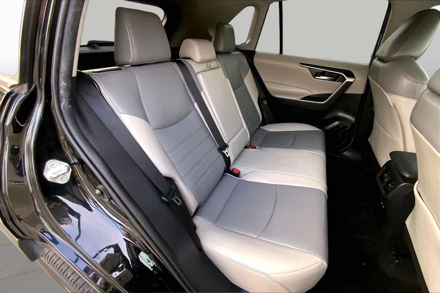 Used 2021 Midnight Black Metallic Toyota XLE Premium image 19