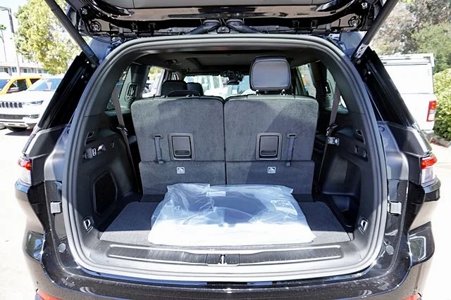 New 2026 Diamond Black Crystal Pearl-Coat Exterior Paint Jeep Limited image 16