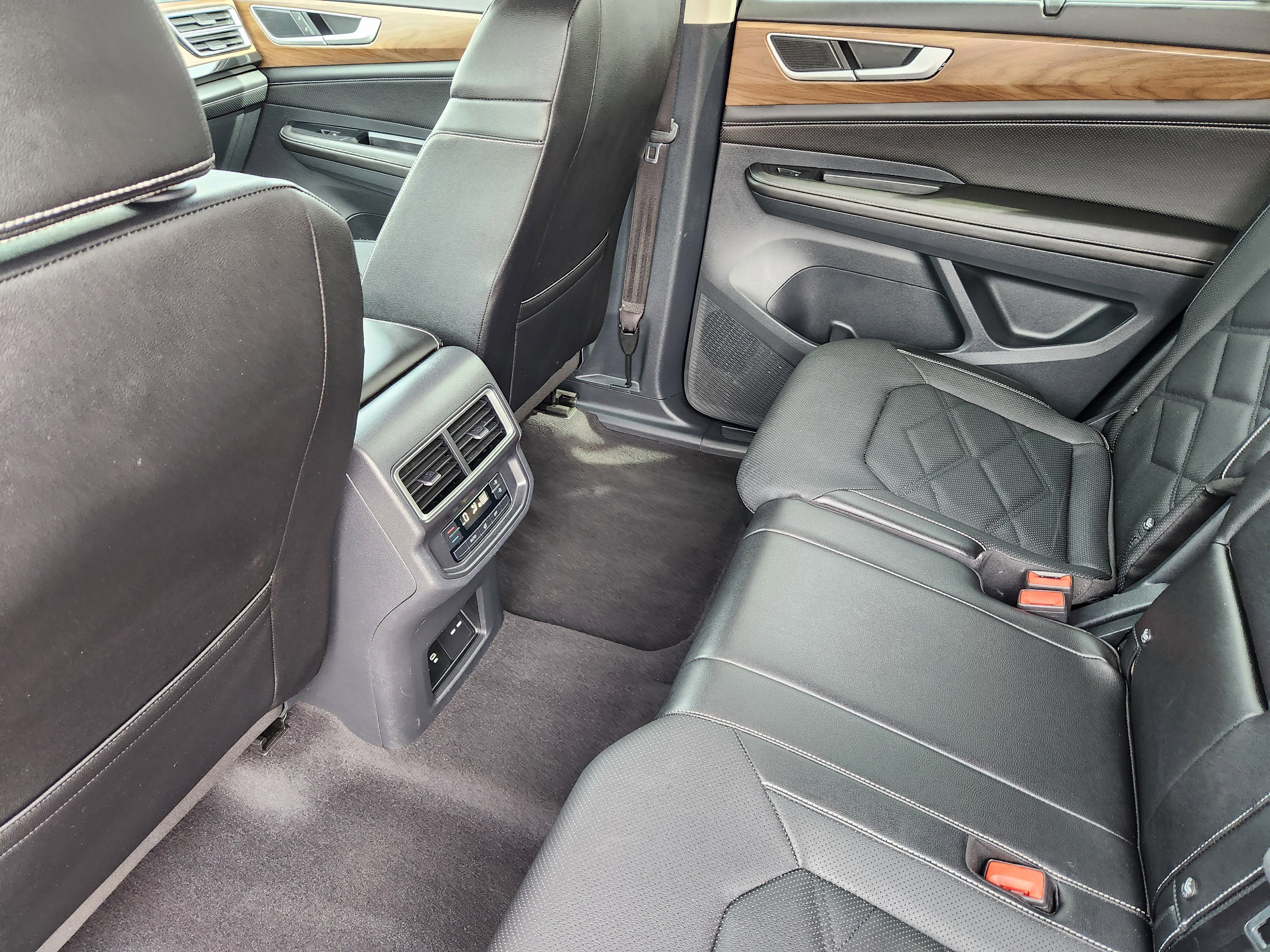 2025 Volkswagen Atlas SE w/Tech - Photo 24