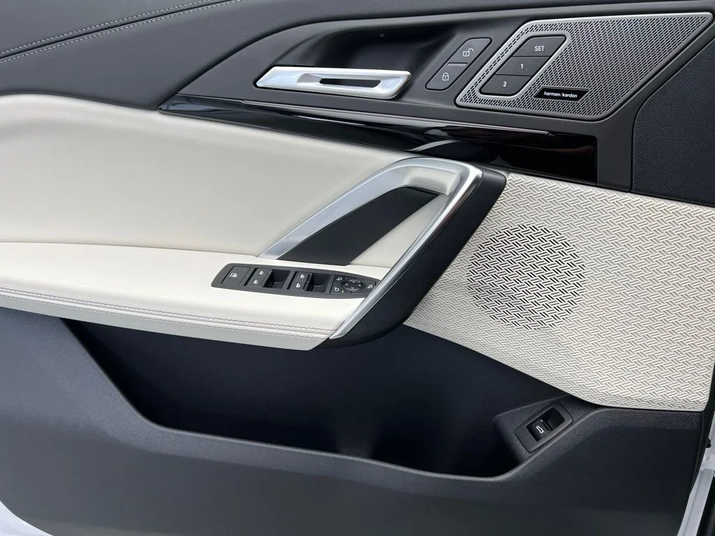 New 2026 Mineral White Metallic BMW xDrive28i image 20