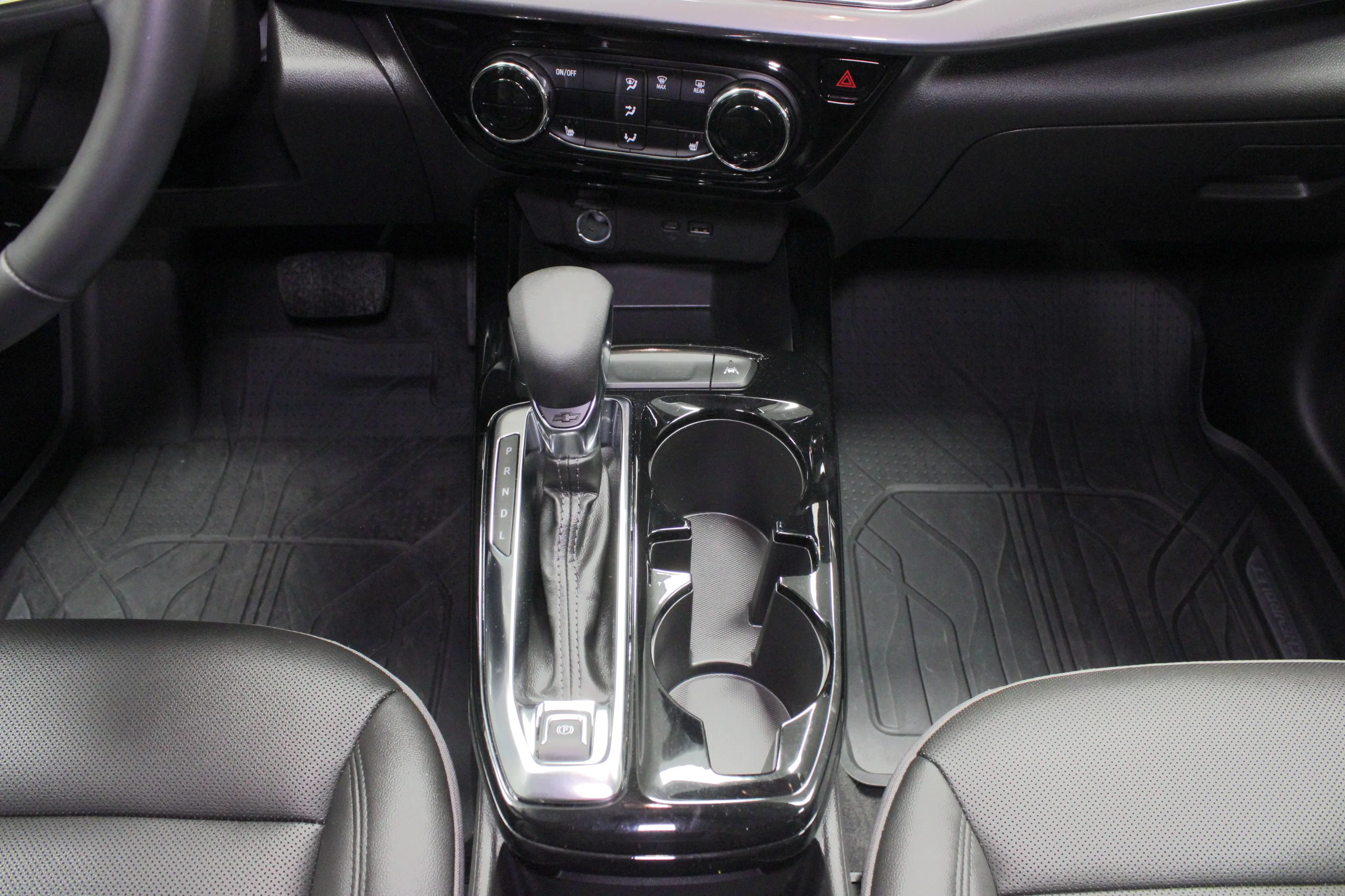 Used 2025 Summit White Chevrolet ACTIV image 19
