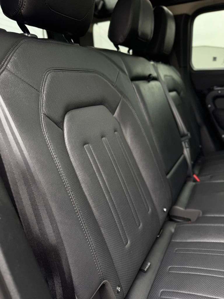Used 2022 Santorini Black Metallic Land Rover SE image 39
