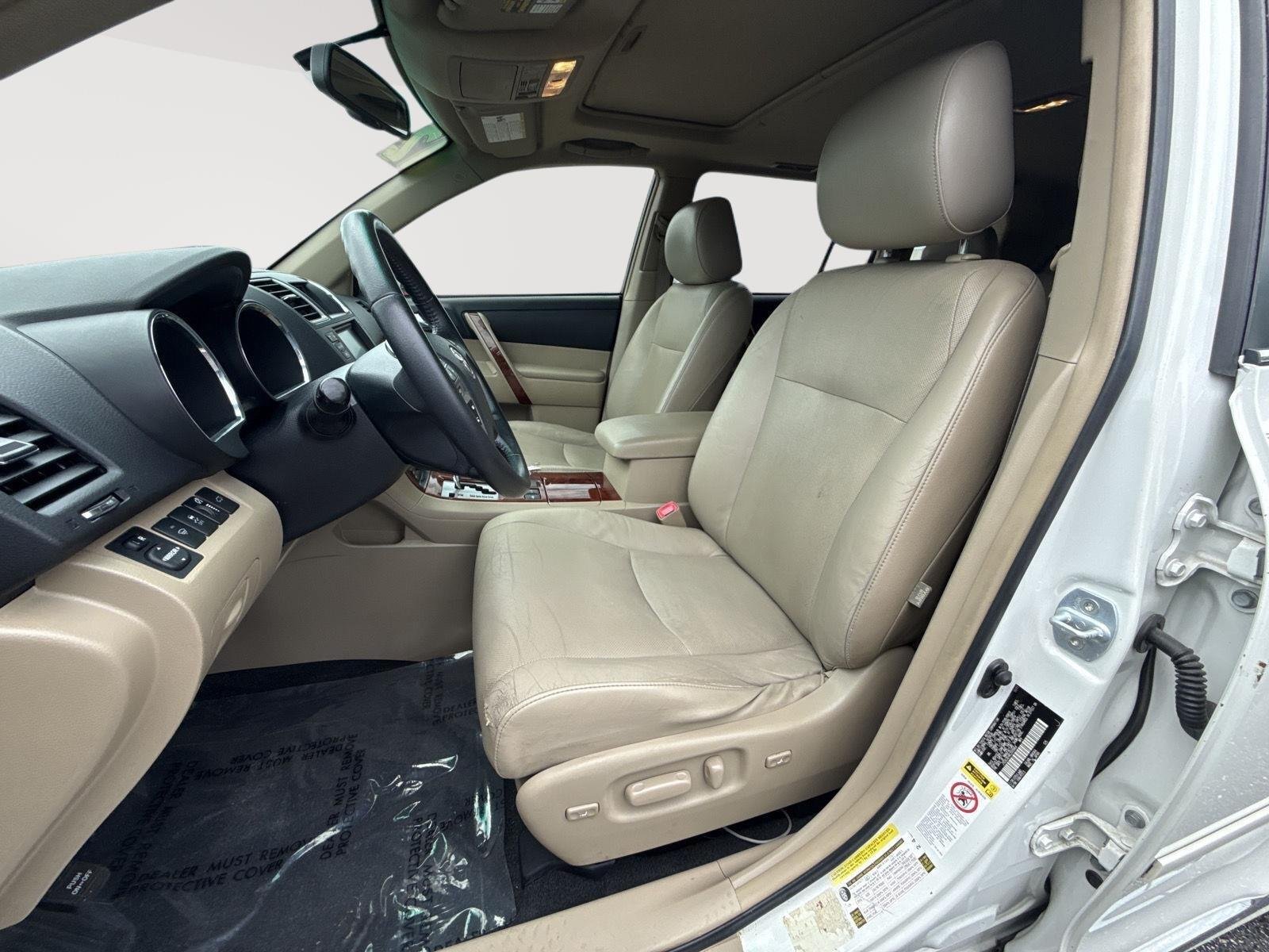 Used 2012 Blizzard Pearl Toyota Limited image 3