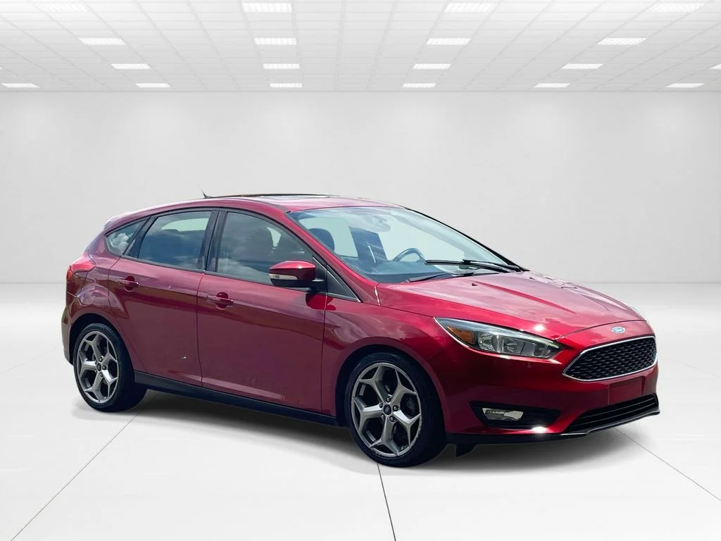 Used 2015 Red Ford SE image 1