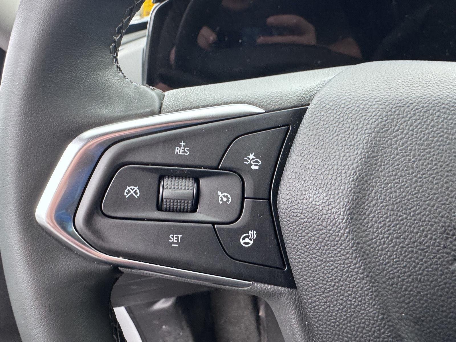 Used 2025 Summit White Chevrolet LT image 13