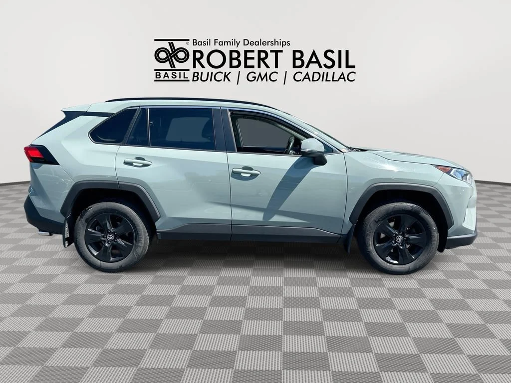 Used 2020  Toyota XLE image 9