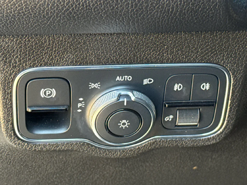 Used 2021 White Mercedes-Benz GLB 250 image 23