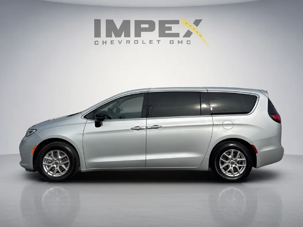 Used 2024 Silver Chrysler Touring L image 2