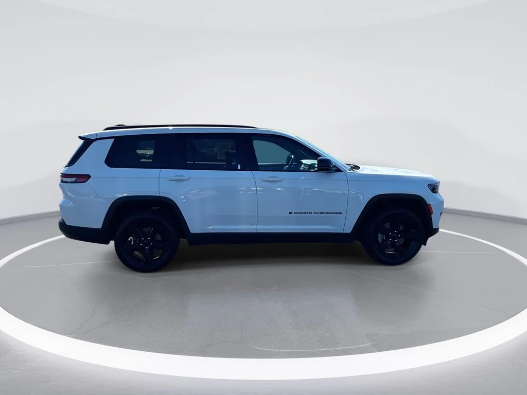 Used 2023 White/off-white Jeep Altitude image 9
