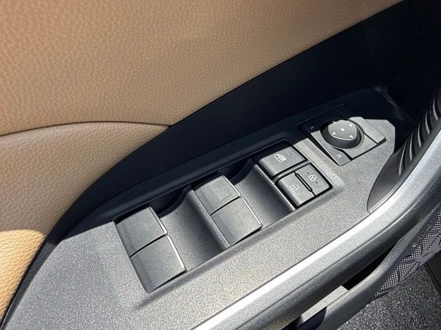 2025 Toyota RAV4 XLE - Photo 29
