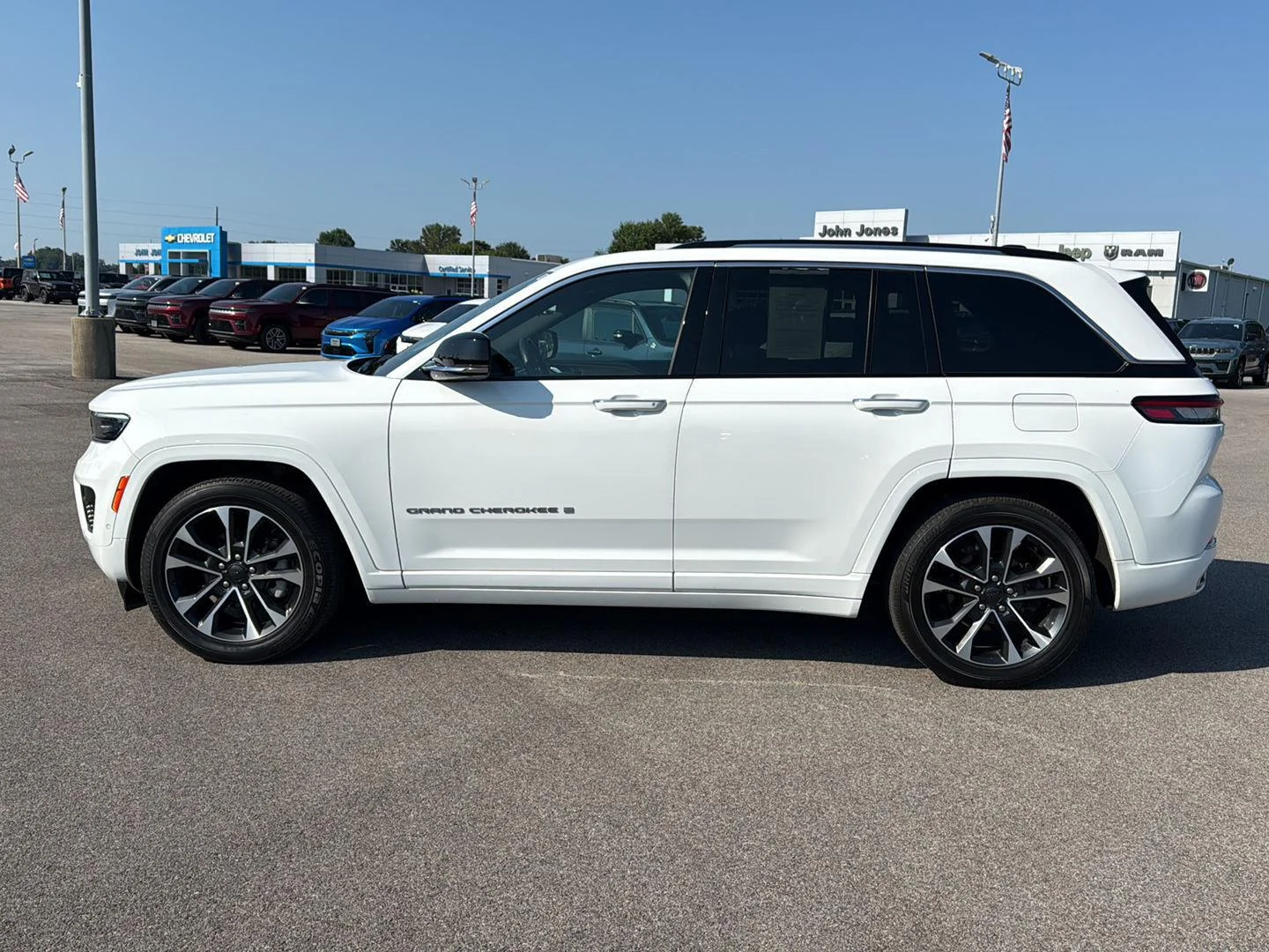 Used 2023 Diamond Black Crystal Pearlcoat Jeep Overland image 9