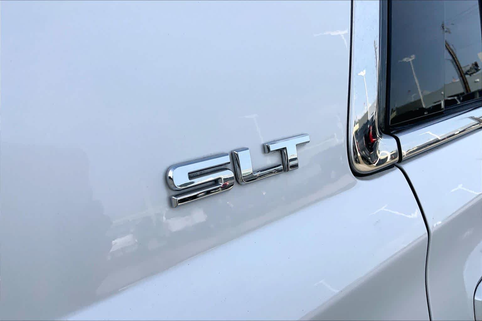 Used 2018 White Frost Tricoat GMC SLT image 10