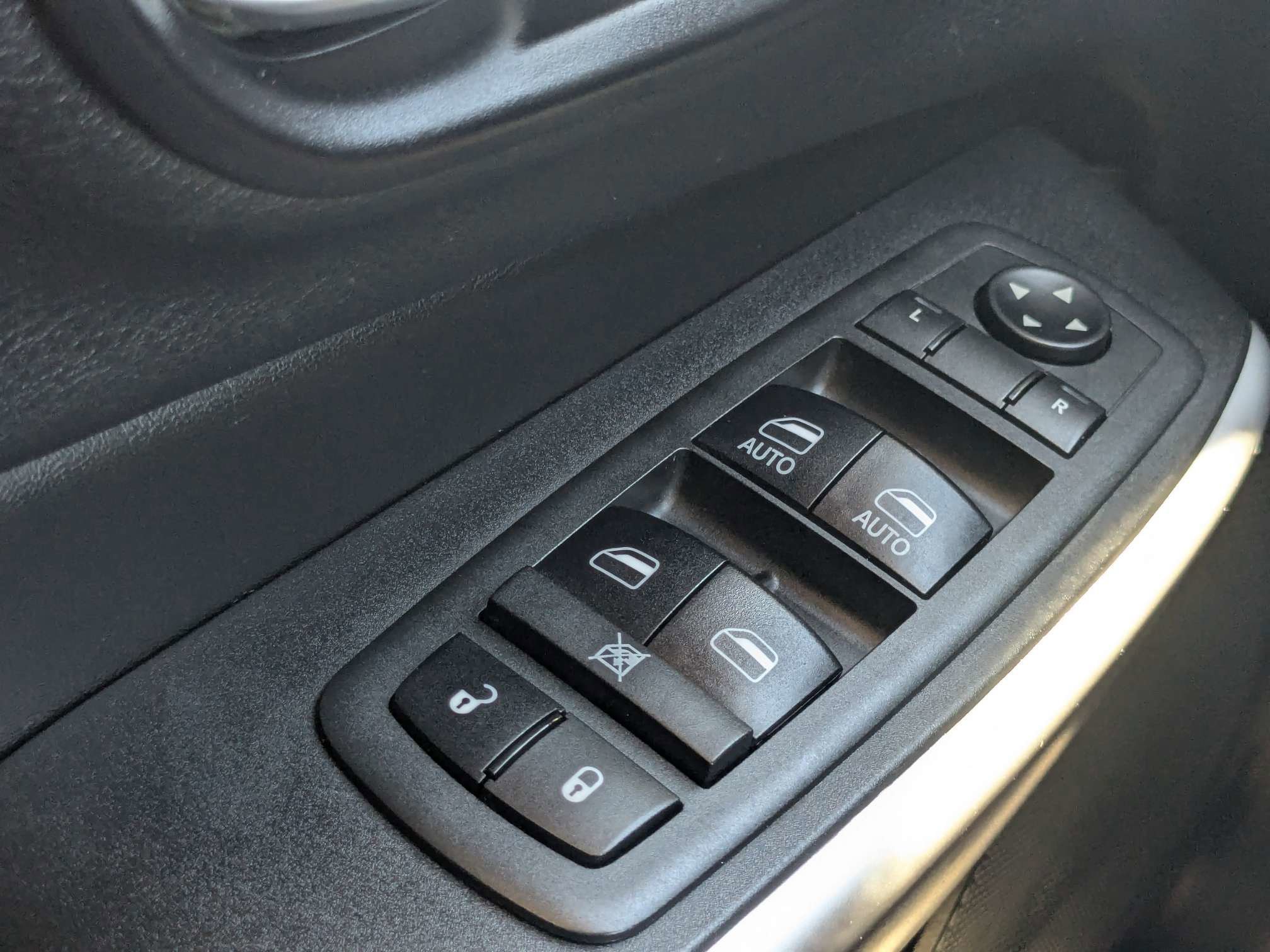 Used 2018 Light Brownstone Pearlcoat Jeep Latitude Plus image 28