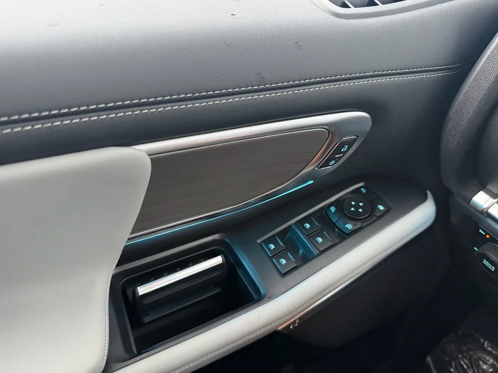 New 2027 Star White Metallic Tri-Coat Ford MAX Platinum image 17