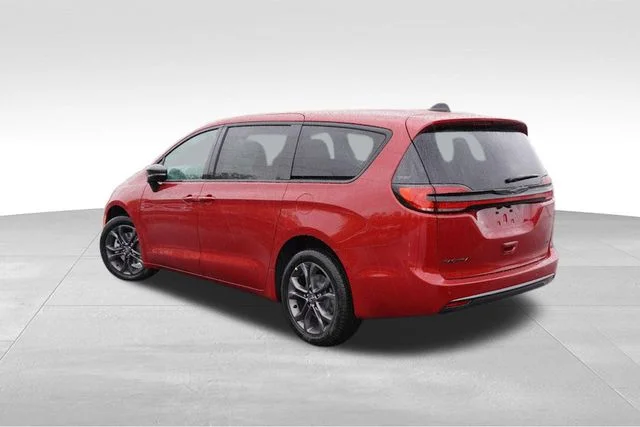 New 2026 Red Hot Pearl-Coat Exterior Paint Chrysler Select image 5