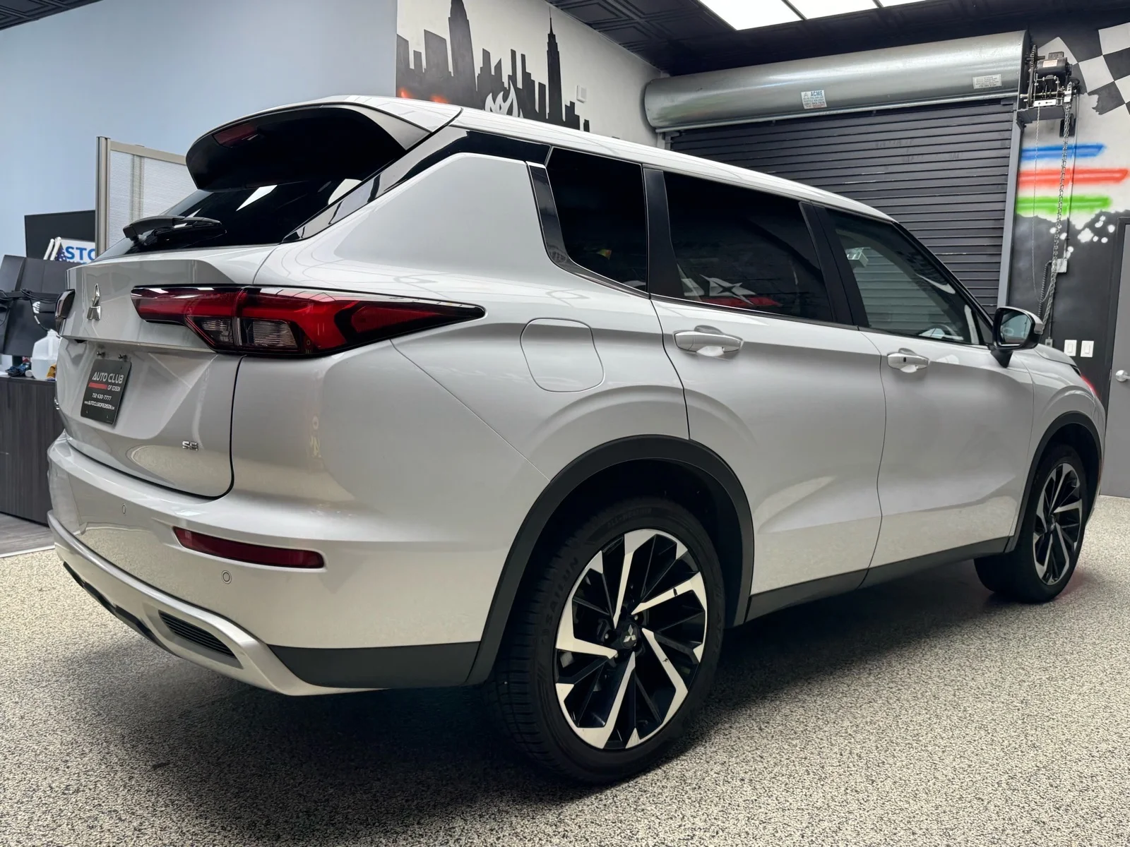 Used 2024 White Diamond (w85) Mitsubishi SE image 6