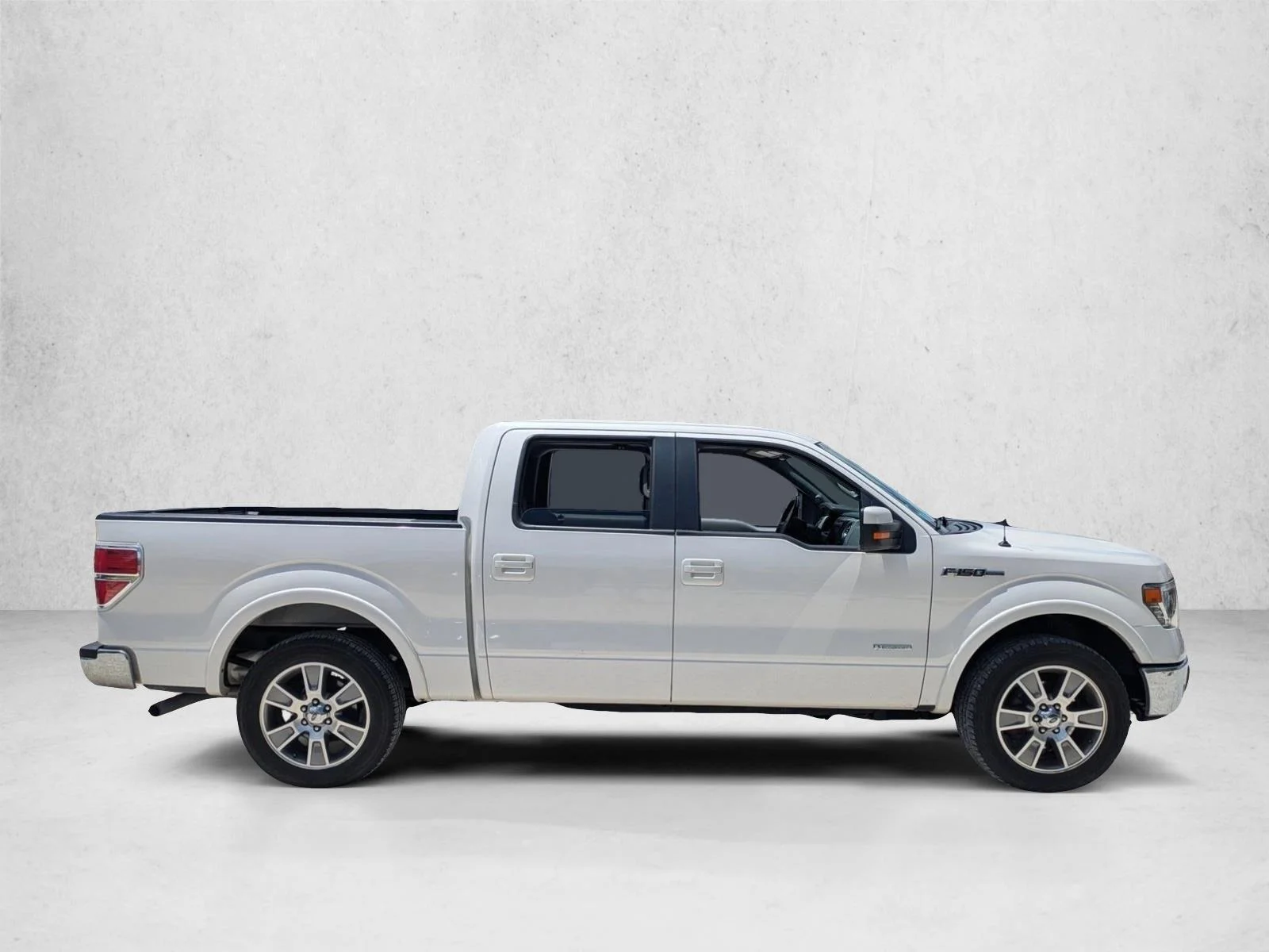 Used 2013  Ford Platinum image 4