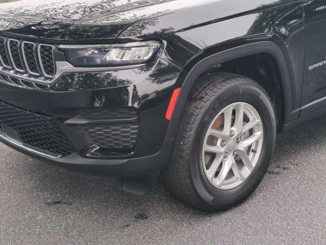 New 2026 Diamond Black Crystal Pearl-Coat Exterior Paint Jeep Laredo X image 9