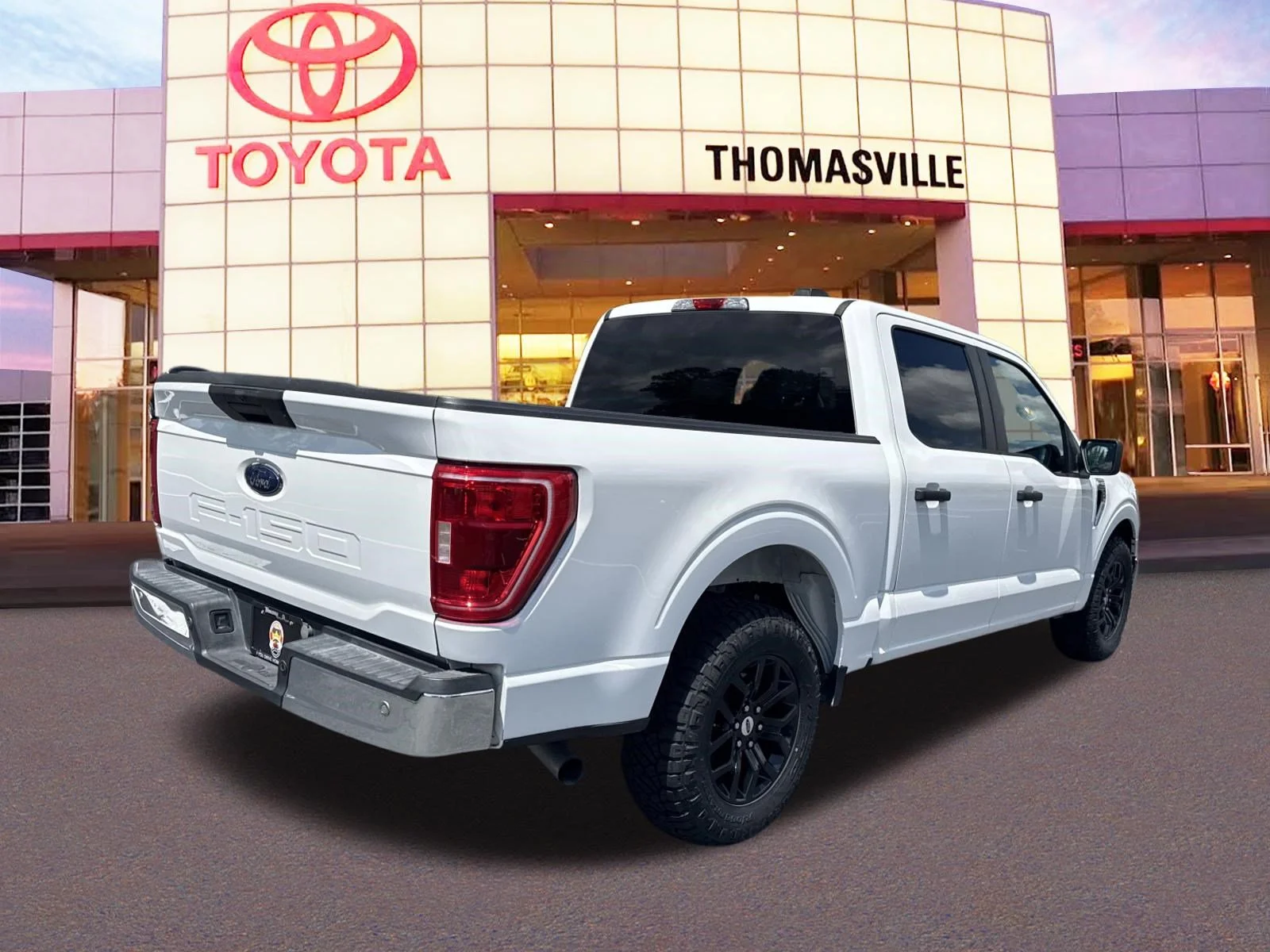 Used 2023 Oxford White Ford XLT image 5