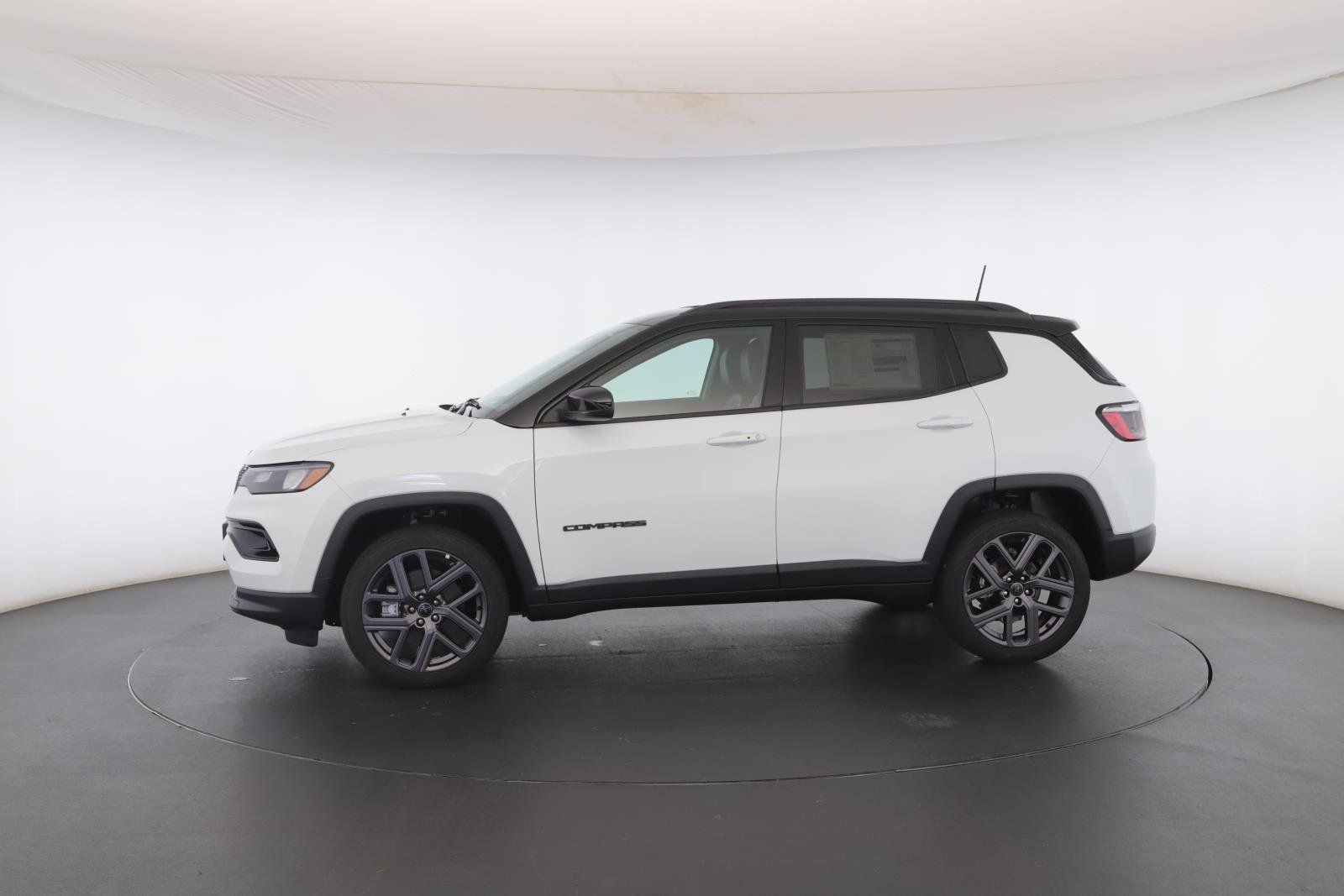 New 2026 Bright White Clear-Coat Exterior Paint Jeep Limited Altitude 4x4 image 41