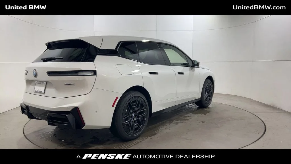 Used 2026 Alpine White BMW xDrive60 image 8