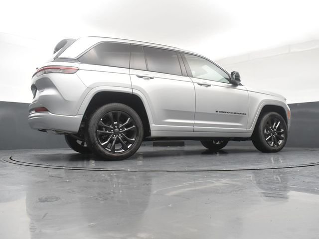 New 2026 Silver Zynith Exterior Paint Jeep Limited Reserve image 23