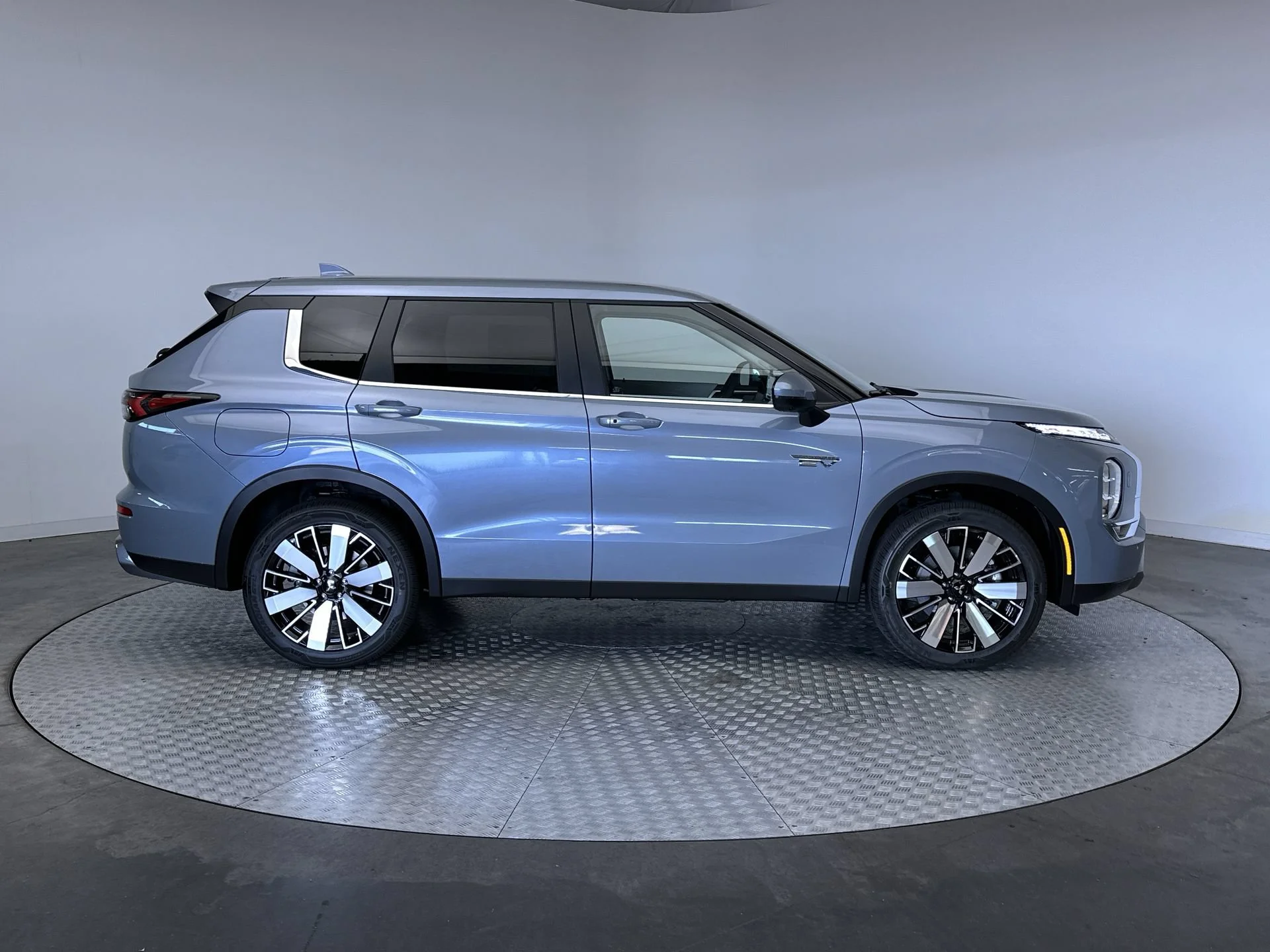 New 2026 Moonstone Gray Metallic Mitsubishi SE image 10
