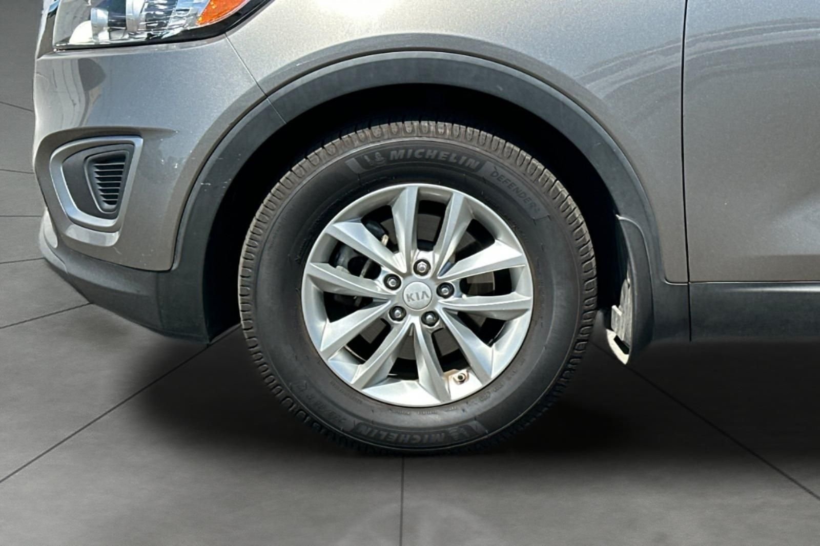 Used 2017 Silver Kia LX image 31