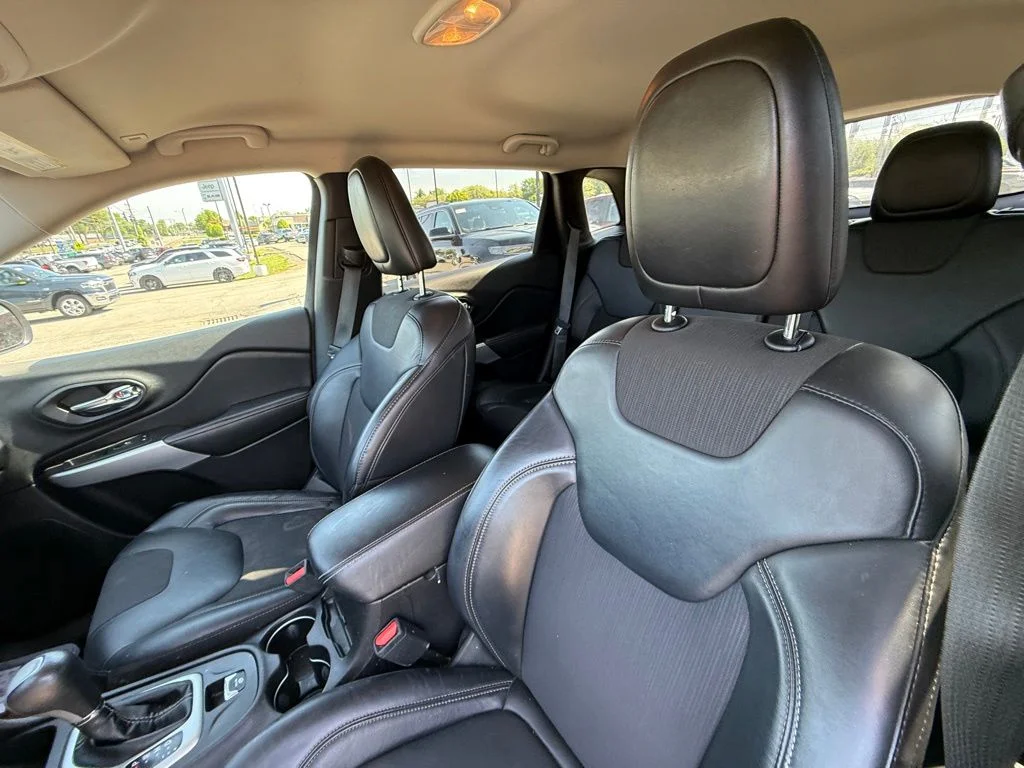 Used 2018 Black Jeep Latitude Plus image 13