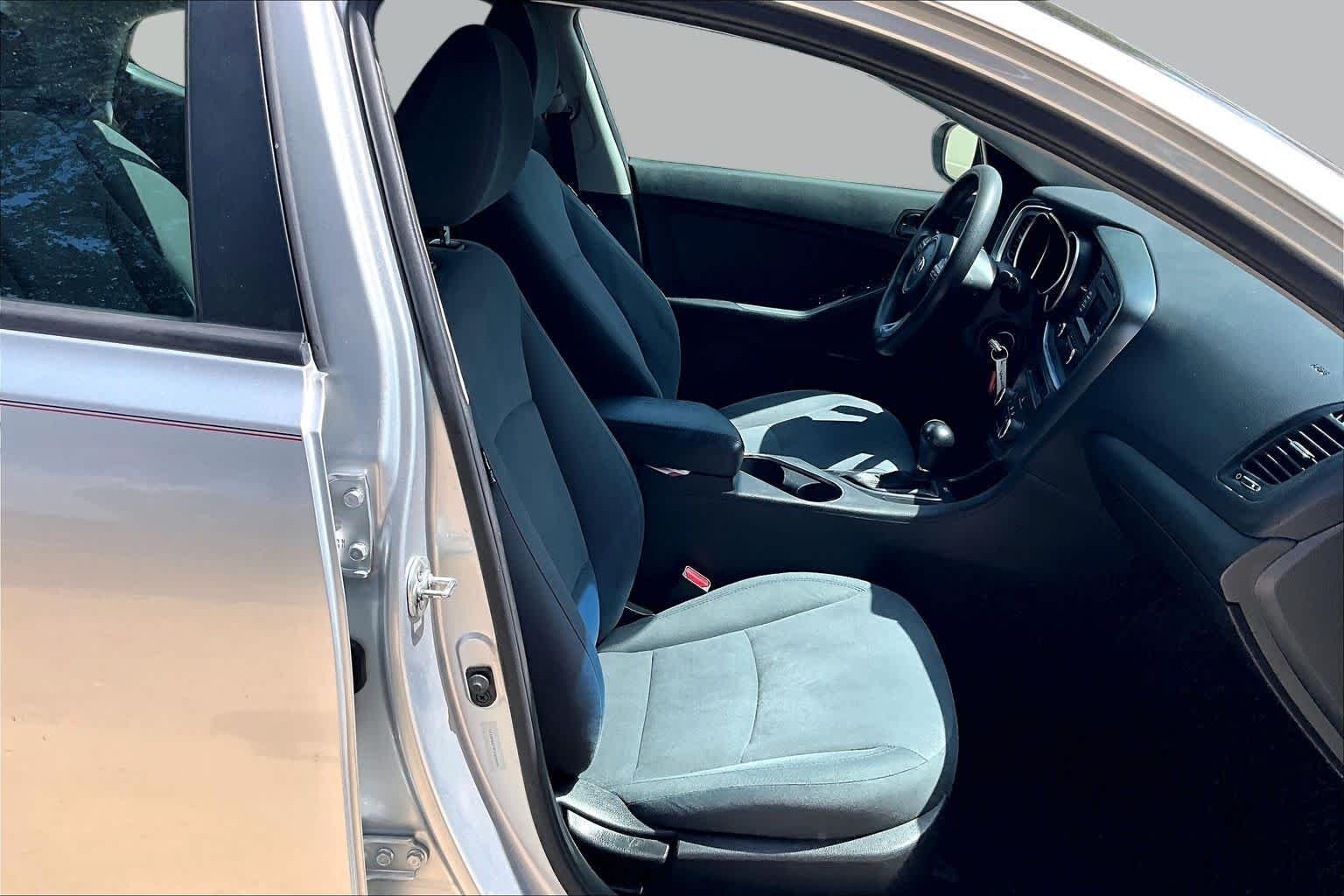 Used 2015 Sparkling Silver Kia LX image 11