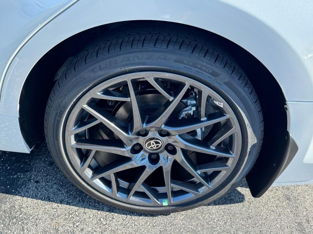 New 2026 Wind Chill Pearl with Midnight Black Metallic roof <sup>1</sup> Toyota  XSE image 7