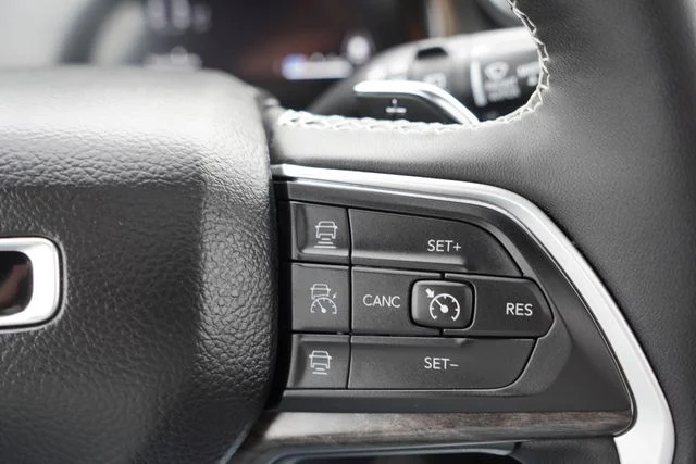 Used 2025 White/off-white Jeep Limited image 34