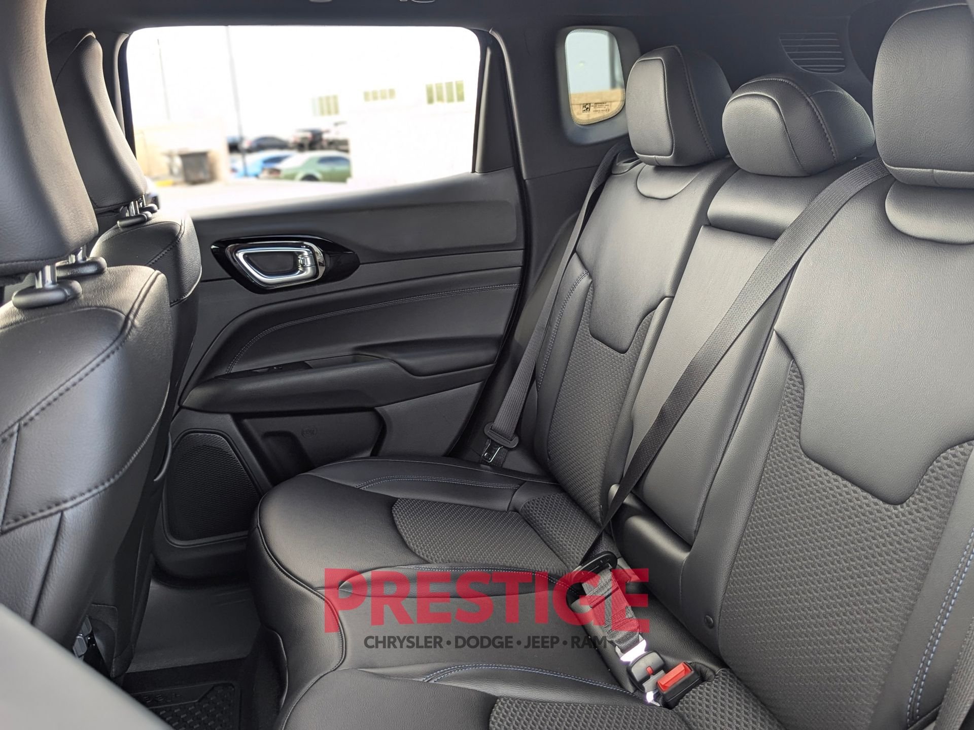 New 2026 Diamond Black Crystal Pearl-Coat Exterior Paint Jeep Latitude image 23