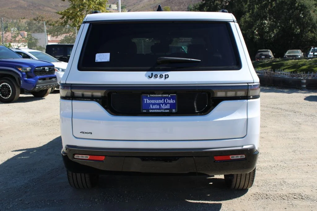 New 2026 Bright White Clear-Coat Exterior Paint Jeep Limited Reserve image 5