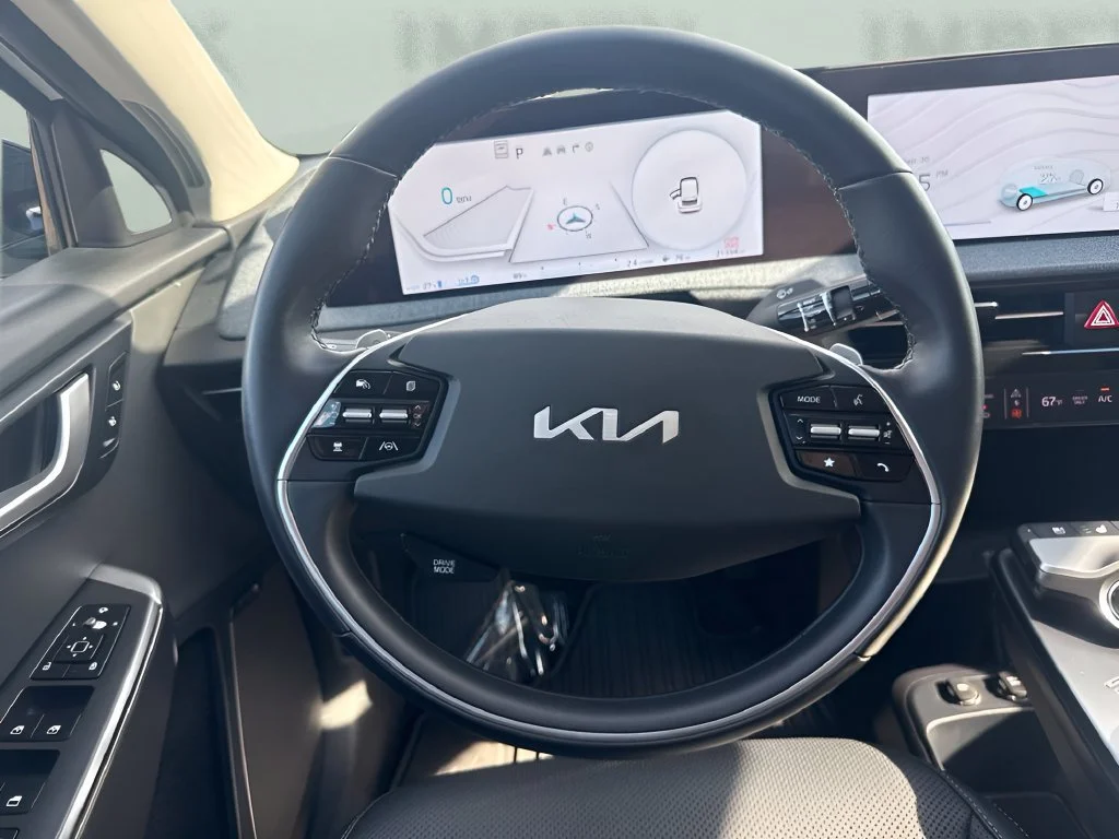 Used 2023 White Kia Wind image 15
