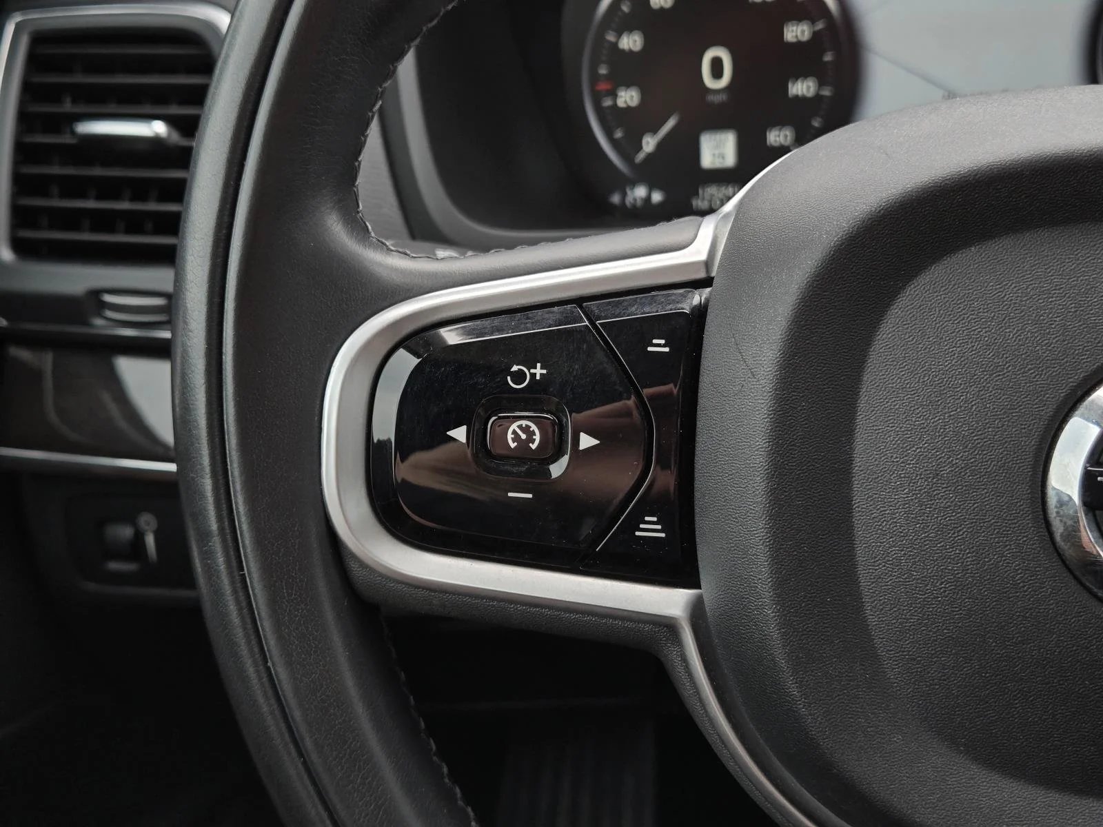 Used 2019 Gray Metallic Volvo Momentum image 17