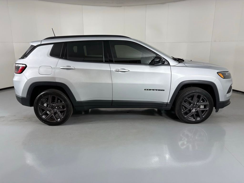 New 2026 Silver Zynith Metallic Clearcoat Jeep Latitude image 9