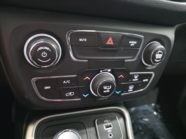 Used 2020 Diamond Black Crystal Pearlcoat Jeep Sport image 22