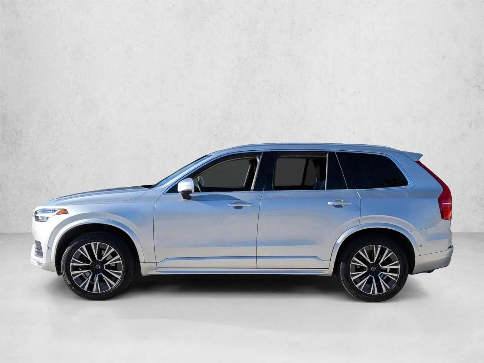 Used 2020 Bright Silver Metallic Volvo Momentum image 5