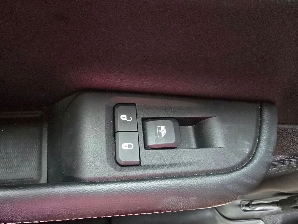 Used 2024 Gray Jeep Altitude image 20