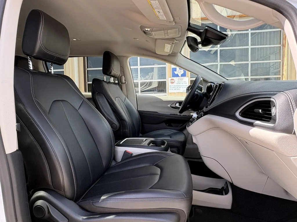 Used 2024 Bright White Clearcoat Chrysler Select image 30