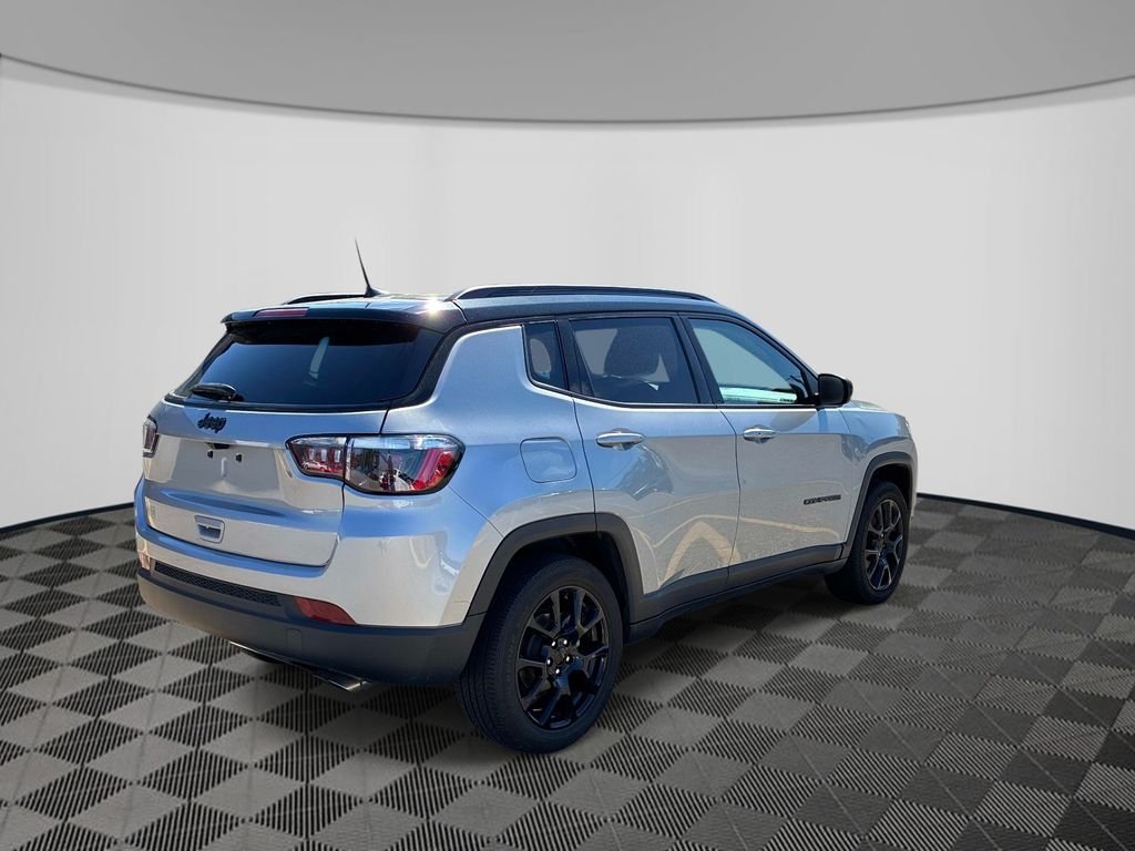 Used 2022 Silver Jeep Latitude image 7