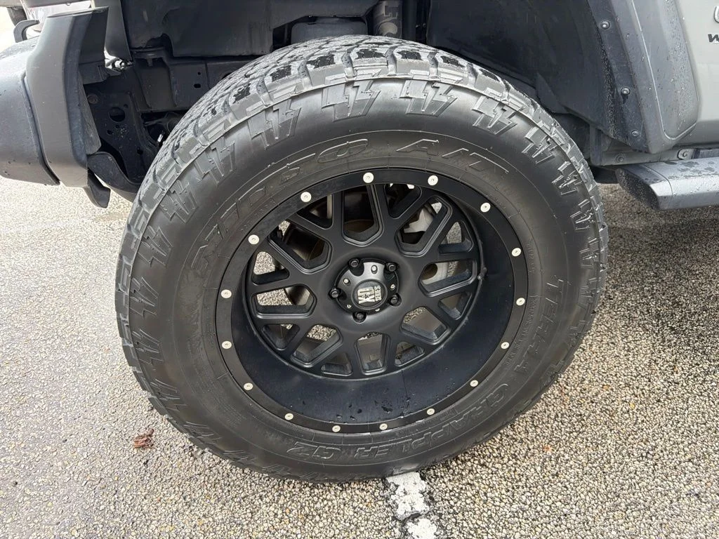 Used 2018 Gray Jeep Unlimited Sport image 2