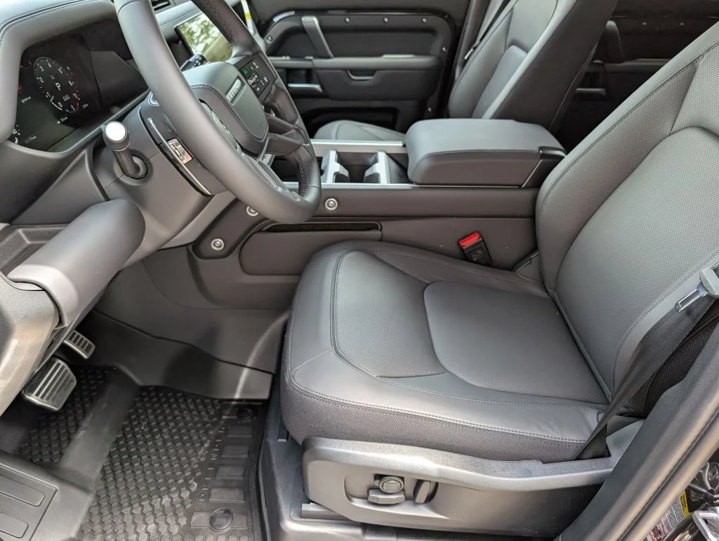 New 2026 Santorini Black Land Rover V8 image 23