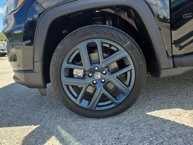 New 2026 Diamond Black Crystal Pearlcoat Jeep  image 28