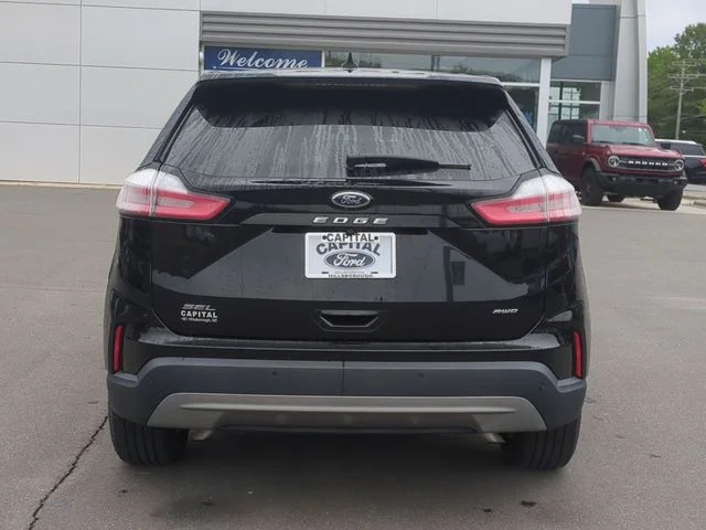 Used 2022 Black Ford SEL image 12