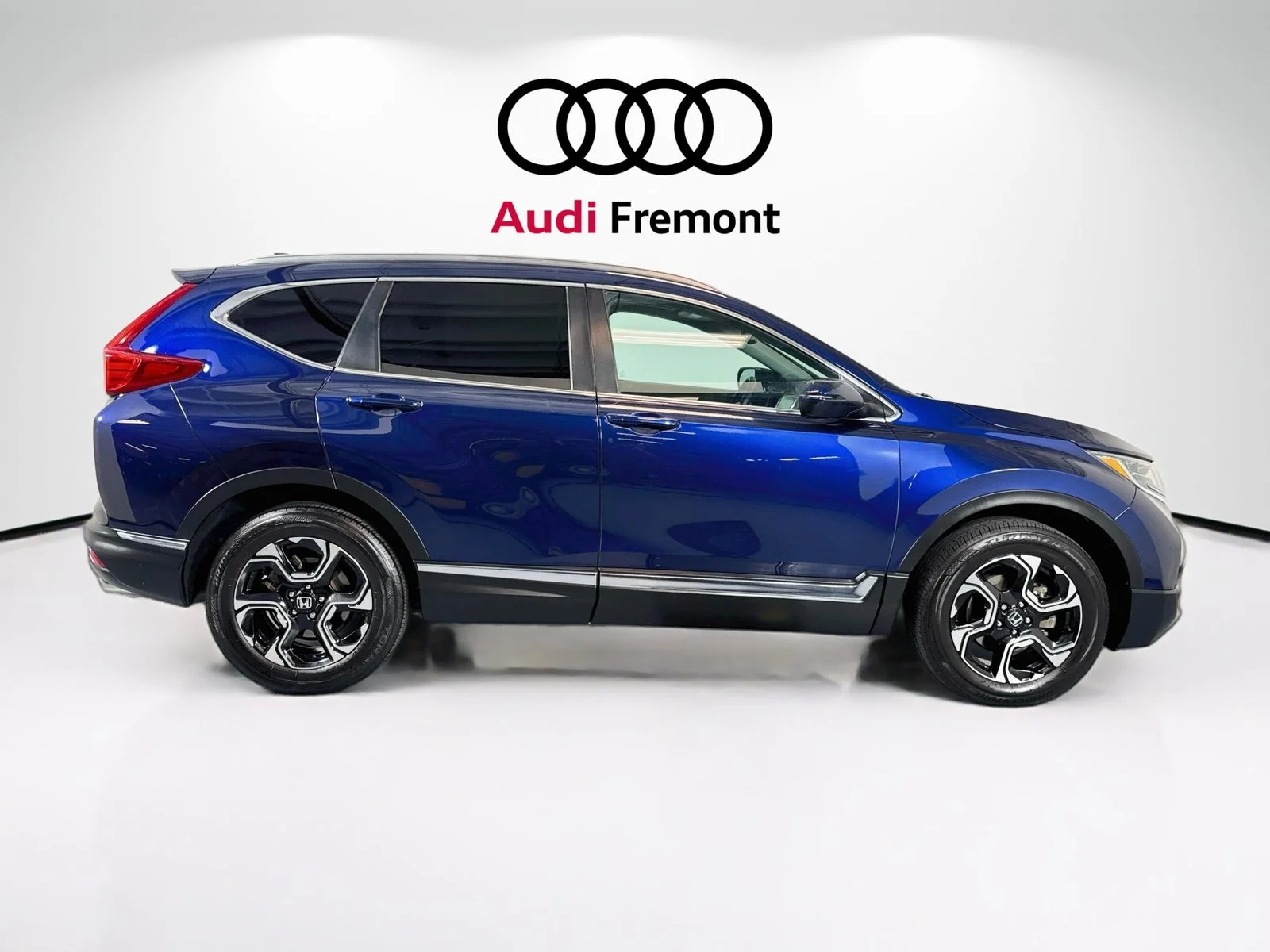 Used 2018 Obsidian Blue Pearl Honda Touring image 4