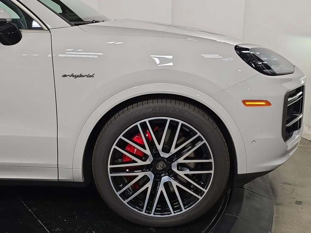 2025 Porsche Cayenne Turbo E-Hybrid - Photo 11